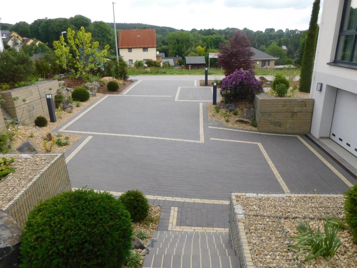 Der GaLaBau-Betrieb von Dieter Vogel aus dem zwischen Dresden und Chemnitz gelegenen Landkreis Meißen ist hauptsächlich im Bereich Belag sowie Wegeflächen für Zufahrten tätig. Die Kunden erwarten hohe Qualität für die individuellen und kreativen Gartengestaltungen. | Foto: Vandersanden