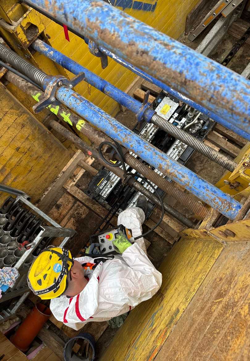 Das QuickLock-Gestänge überträgt die Zugkraft verlustarm – die robuste Technik sorgt für einen gleichmäßigen Einzug der neuen PP-HM-Rohre. | Foto: Sanierungstechnik Dommel