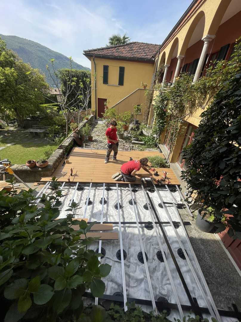 „Gerade bei einem historischen Anwesen wie der Villa Morcote war Präzision gefragt“, so ein Alessandro Greppi von Gla Pavimenti, die seit vielen Jahren bei ihren Premium-Objekten rund um den Luganer See auf WPC von Naturinform vertrauen. „Die Naturlinie von Naturinform lässt sich hervorragend verarbeiten und hat uns ermöglicht, eine Terrasse zu schaffen, die technisch wie optisch höchsten Ansprüchen genügt.“ So entstand ein Außenraum, der nicht nur mediterranes Flair und architektonische Tradition fortführt, sondern auch für die Zukunft gewappnet ist. | Foto: Gla Pavimenti