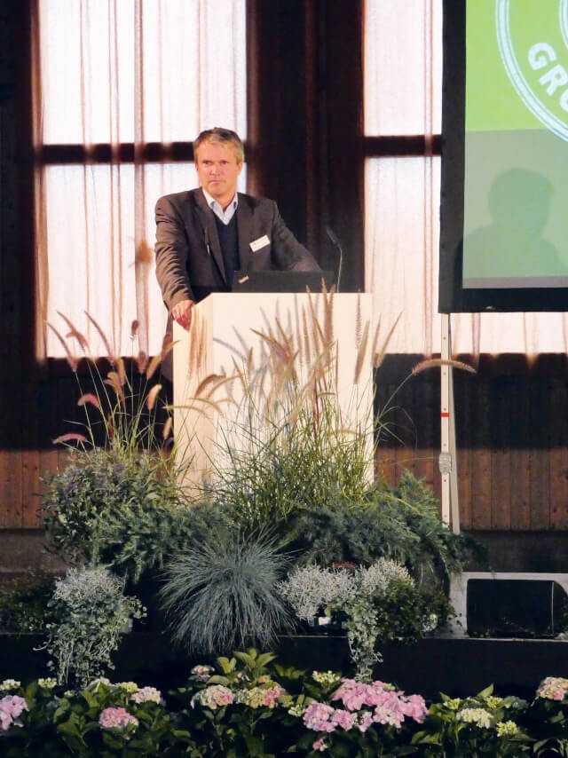 Bernhard von Ehren, Chef der traditions- reichen Hamburger Baumschule Lorenz von Ehren, begrüßte die rund 300 Gäste in der zum Auditorium umfunktionierten Versandhalle. | Foto: BI/Stoffregen