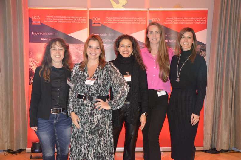 Frauen-Power für HDD – dafür engagieren sich Nicole Laubach (L-Team Baumaschinen), Camila Sanchez Prado (HDI), Fabiola Schnau (x-plan schnau engineering), Elsedien Zevalkink (SiteTec) und Anna Serarols (Catalana de Perforacions). Nicht im Bild: Lydie Vuille (Forexi). | Foto: B_I/Valdix Frauen-Power für HDD – dafür engagieren sich Nicole Laubach (L-Team Baumaschinen), Camila Sanchez Prado (HDI), Fabiola Schnau (x-plan schnau engineering), Elsedien Zevalkink (SiteTec) und Anna Serarols (Catalana de Perforacions). Nicht im Bild: Lydie Vuille (Forexi). | Foto: B_I/Valdix