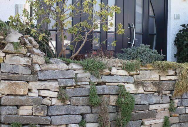 Auch im Eingangsbereich lassen sich Natursteine elegant verwenden