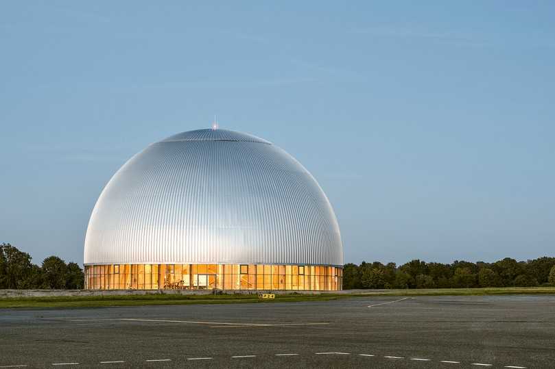 Die recyclingfähige Aluminiumfassade liegt wie ein Tuch über der hölzernen Tragkonstruktion. | Foto: Annika Feuss Die recyclingfähige Aluminiumfassade liegt wie ein Tuch über der hölzernen Tragkonstruktion. | Foto: Annika Feuss
