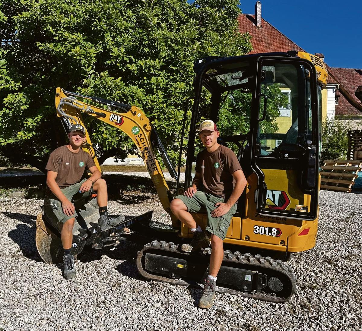 Mit dem eigenen Cat Minibagger 301.8 sind Timo Schrepfer (links) und Michael Schrepfer (rechts) wesentlich flexibler. | Foto: Schrepfer