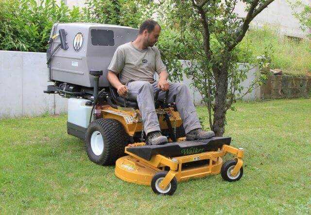 Auf der Streuobstwiese manövriert Tobias Albert den Walker MT 25i GHS HD galant um einen Apfelbaum.