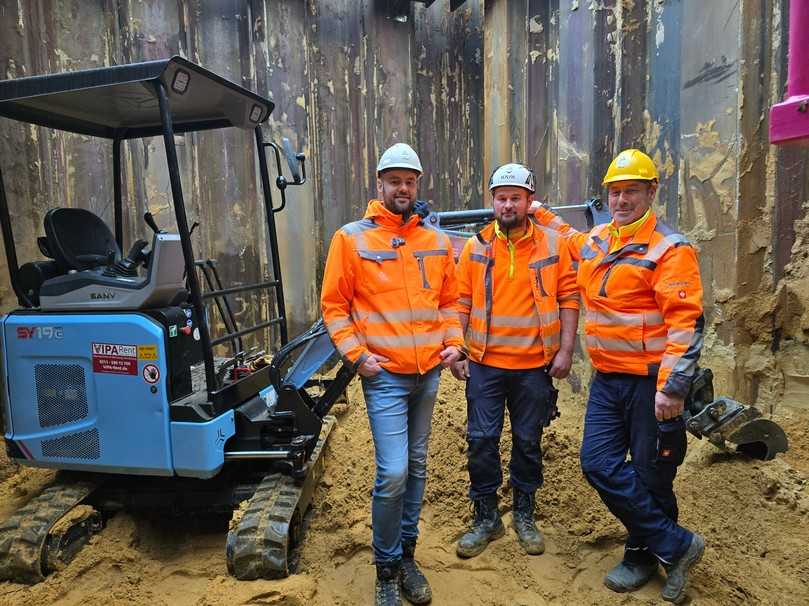 Dominic Ebber (links) und sein Team von der Tiefbaufirma H&W in der Zielgrube mit dem Sany-Bagger. | Foto: Sany Dominic Ebber (links) und sein Team von der Tiefbaufirma H&W in der Zielgrube mit dem Sany-Bagger. | Foto: Sany