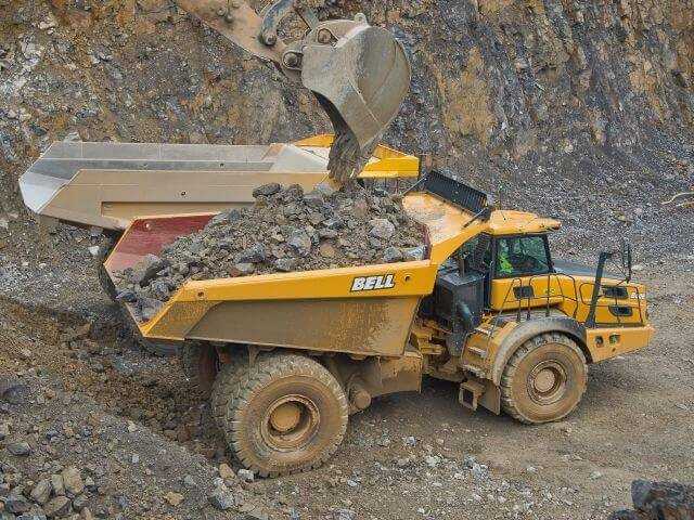 Starrrahmen-Qualitäten: Die Geometrie der 35-m³-Gesteinsmulde des B60E mit flachem Boden beschleunigt Ladespiele deutlich gegenüber den typischen V-förmigen Erdbaumulden.