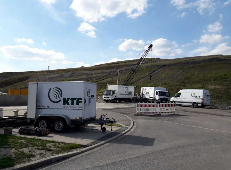 Bild 13: Equipment an der Schachtoberkante zum Einbau der Rohrsegmente | Foto: ICP mbH Bild 13: Equipment an der Schachtoberkante zum Einbau der Rohrsegmente | Foto: ICP mbH