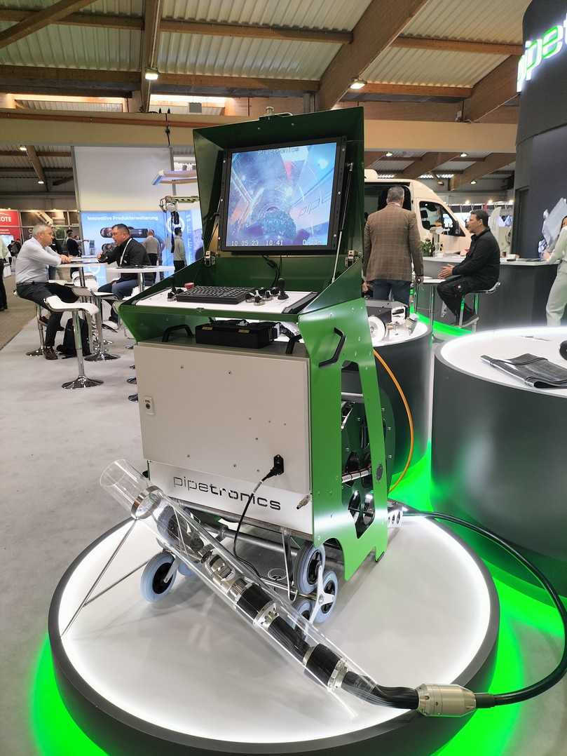 Kompakt, klein, bogengängig und robust ist der elektrisch betriebenen Hausanschlussroboter eCutter 10/30 lateral prädestiniert für eine zuverlässige Vorbereitung zur Sanierung von privaten Abwasserleitungen. | Foto: B_I/Valdix Kompakt, klein, bogengängig und robust ist der elektrisch betriebenen Hausanschlussroboter eCutter 10/30 lateral prädestiniert für eine zuverlässige Vorbereitung zur Sanierung von privaten Abwasserleitungen. | Foto: B_I/Valdix