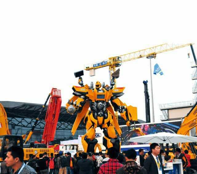 Der große Transformer auf dem Stand von Lovol dominierte das Gelände auf der Bauma China. Ob er den Wettbewerb erschrecken sollte oder nur die Blicke der Besucher auf den Stand lenken sollte ist nicht bekannt. Er gehörte auf jeden Fall zu den meist fotografierten Objekten auf der Bauma China. | Foto: bi-Gr