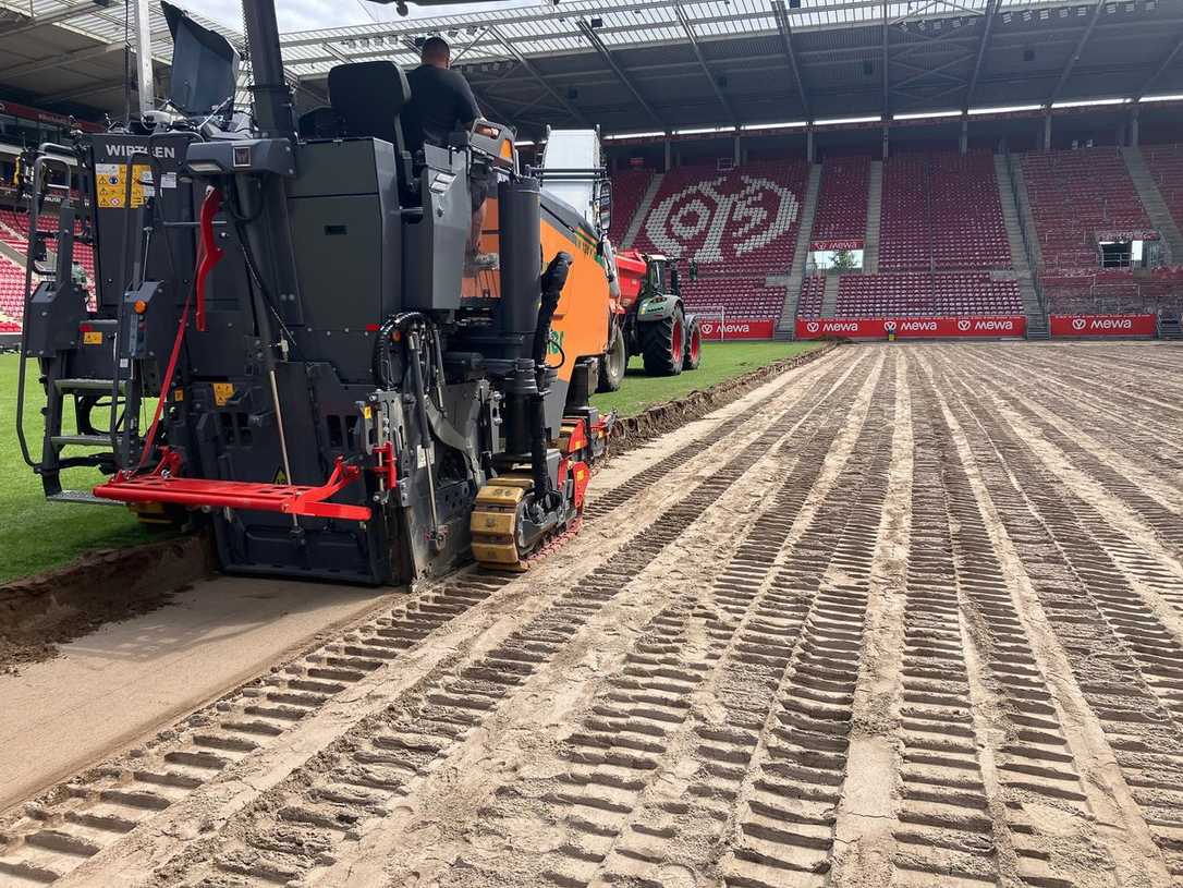 3D-Steuerung im Sportplatzbau: Stadionrasen-Sanierung innerhalb von 2 Wochen