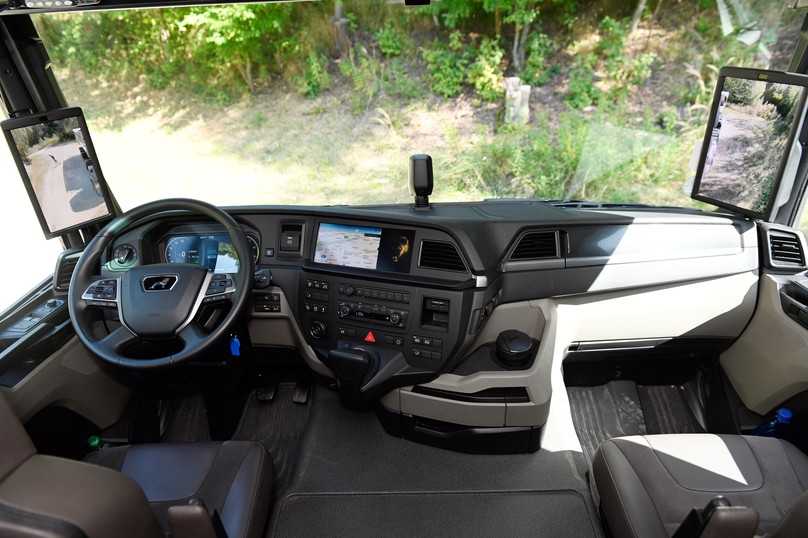 Der aufgeräumte Fahrerarbeitsplatz mit großen Spiegelmonitoren, Sekundärbildschirm und Dreh-Drück-Steller in der Mittelkonsole kann überzeugen. | Foto: QUATEX Der aufgeräumte Fahrerarbeitsplatz mit großen Spiegelmonitoren, Sekundärbildschirm und Dreh-Drück-Steller in der Mittelkonsole kann überzeugen. | Foto: QUATEX