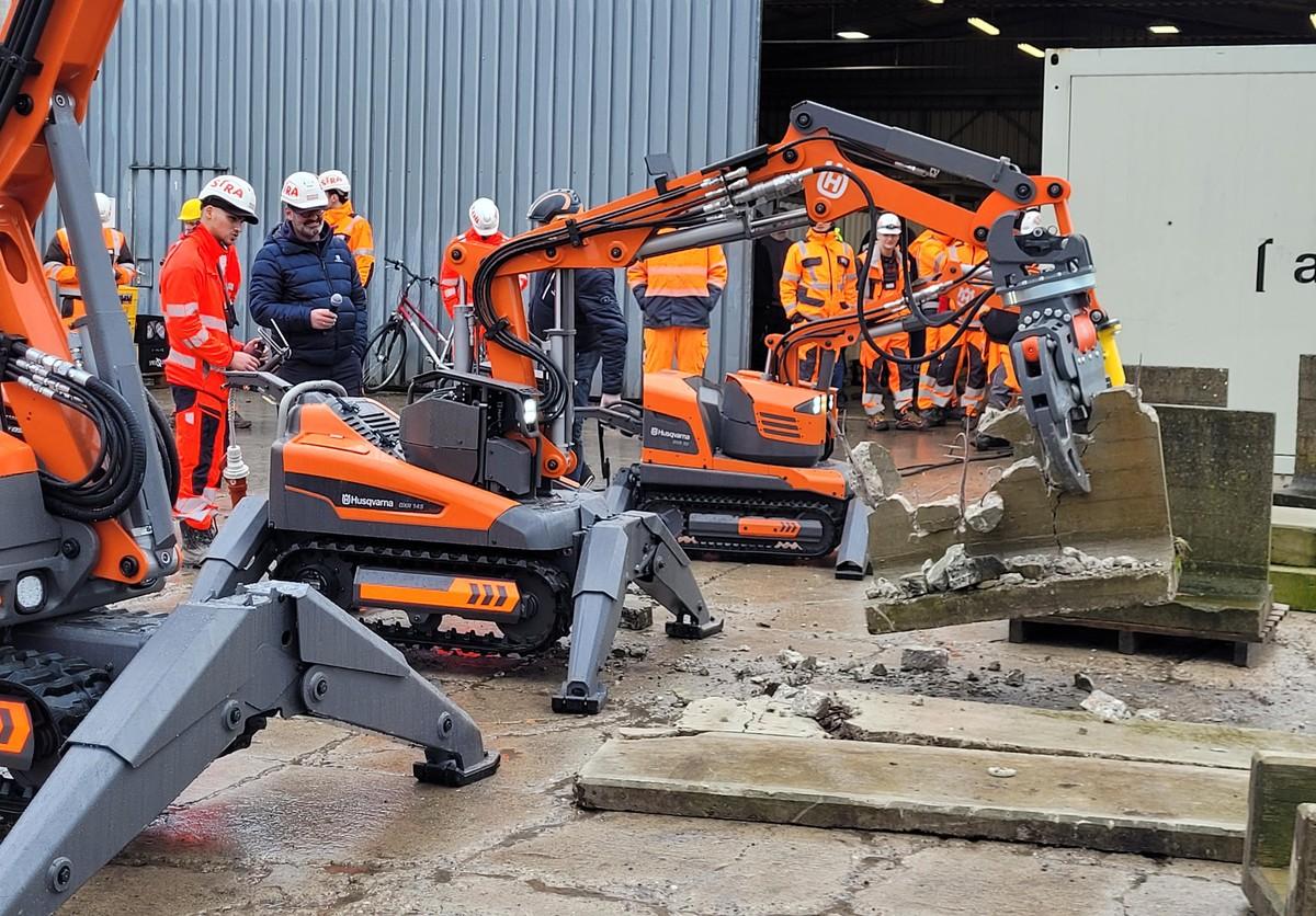 Der DXR 145 in Aktion: Von der Kraft der kompakten Abbruchroboter zeigten die Besucher sich beeindruckt. | Foto: B_I/bb Der DXR 145 in Aktion: Von der Kraft der kompakten Abbruchroboter zeigten die Besucher sich beeindruckt. | Foto: B_I/bb