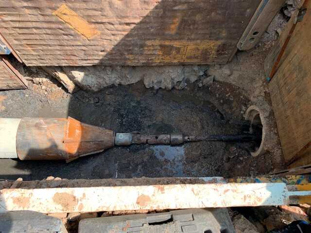 Rückzug des Berstgestänges mit Berstkopf und anhängendem Neurohr. Dabei wird die alte Stahlbetonleitung DN 700 aufgebrochen, die Trasse aufgeweitet und gleichzeitig der neue Rohrstrang eingezogen. | Foto: Tracto-Technik Rückzug des Berstgestänges mit Berstkopf und anhängendem Neurohr. Dabei wird die alte Stahlbetonleitung DN 700 aufgebrochen, die Trasse aufgeweitet und gleichzeitig der neue Rohrstrang eingezogen. | Foto: Tracto-Technik