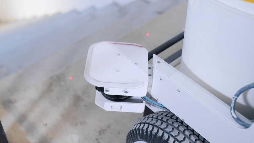 Absturzsicherung an der Treppenkante: Der Sensor erkennt Kanten und Übergänge, sodass der Maler-Roboter sicher entlang der Fläche arbeiten kann. | Foto: SICK/ConBotics
