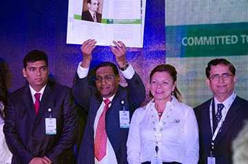 Stolz hält BKT-Chef Arvind Poddar die BKT- Chronik mit seinem Vater und Firmengründer Mahabirprasad Poddar hoch. Zusammen mit seinem Sohn Rajiv Poddar (links), BKT-Europa-Chefin Lucia Salmaso (3.v.l.) und dem technischen Direktor D. M. Vaidya steht er im Rampenlicht bei den Feierlichkeiten zum neuen Werk in Bhuj.soll er auf den Markt kommen. Stolz hält BKT-Chef Arvind Poddar die BKT- Chronik mit seinem Vater und Firmengründer Mahabirprasad Poddar hoch. Zusammen mit seinem Sohn Rajiv Poddar (links), BKT-Europa-Chefin Lucia Salmaso (3.v.l.) und dem technischen Direktor D. M. Vaidya steht er im Rampenlicht bei den Feierlichkeiten zum neuen Werk in Bhuj.soll er auf den Markt kommen.