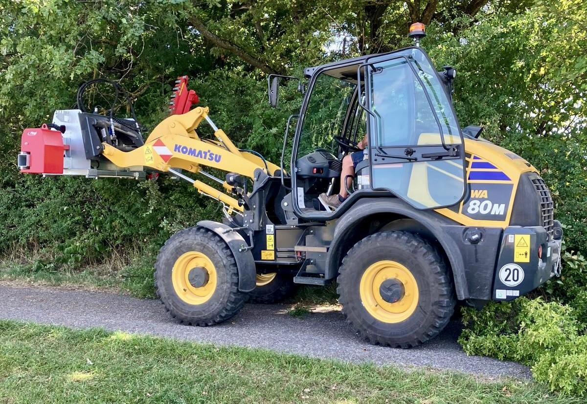 Die Kombination aus Astschere und Radlader bringt dem Bauhof laut dessen Leiter Uli Pangerl eine enorme Zeitersparnis. | Foto: Kuhn Baumaschinen Die Kombination aus Astschere und Radlader bringt dem Bauhof laut dessen Leiter Uli Pangerl eine enorme Zeitersparnis. | Foto: Kuhn Baumaschinen