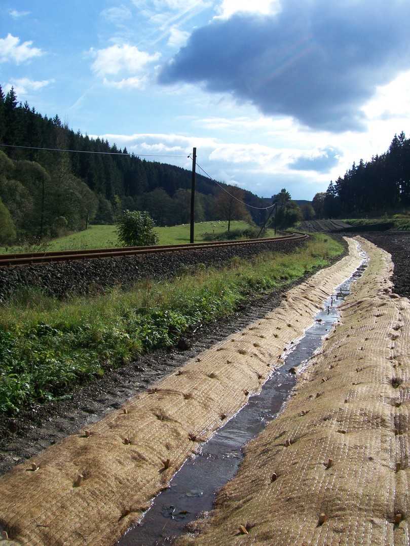 Erosionsschutzmatten verringern die Menge an Bodenpartikeln, die in die Gewässer gelangen und helfen bei der Filterung von Schadstoffen. | Foto: IGG Erosionsschutzmatten verringern die Menge an Bodenpartikeln, die in die Gewässer gelangen und helfen bei der Filterung von Schadstoffen. | Foto: IGG