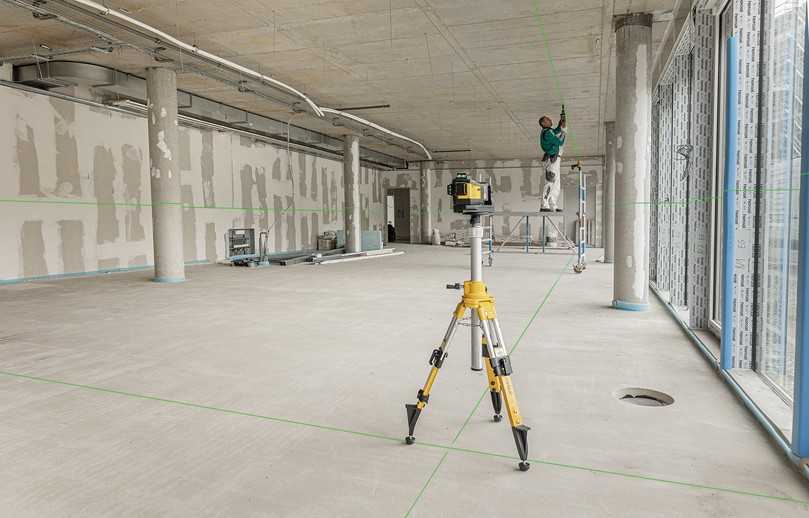 Zur flexiblen Positionierung wird der LAX 600 bzw. LAX 600 G mit einer Universalhalterung und einer Wandhalterung geliefert. | Foto: Stabila Zur flexiblen Positionierung wird der LAX 600 bzw. LAX 600 G mit einer Universalhalterung und einer Wandhalterung geliefert. | Foto: Stabila