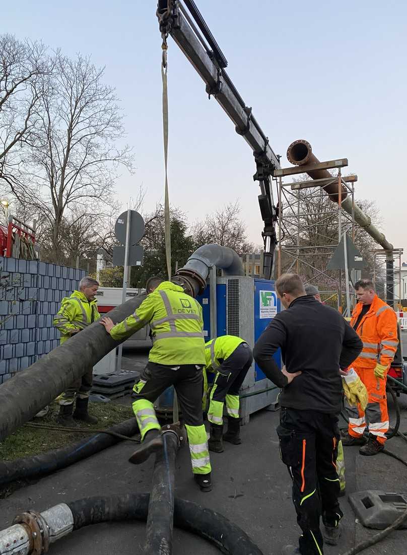 Beim Umbau der Wasserüberleitung wurden alle Hände benötigt. | Foto: Janßen Umwelttechnik Beim Umbau der Wasserüberleitung wurden alle Hände benötigt. | Foto: Janßen Umwelttechnik