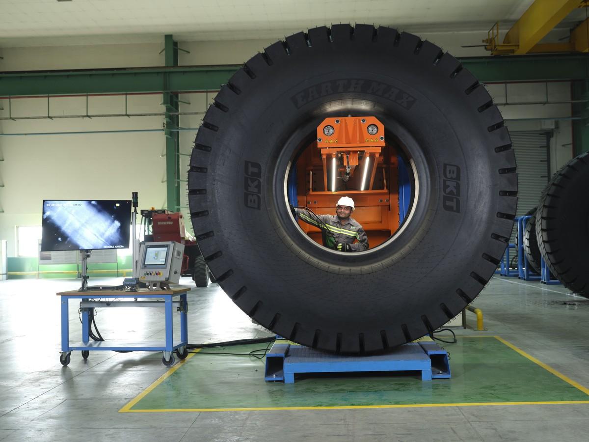 Qualitätskontrolle eines fertigen sehr großen Reifens für den Steinbruch- bzw. Bergbaueinsatz. | Foto: BKT Qualitätskontrolle eines fertigen sehr großen Reifens für den Steinbruch- bzw. Bergbaueinsatz. | Foto: BKT