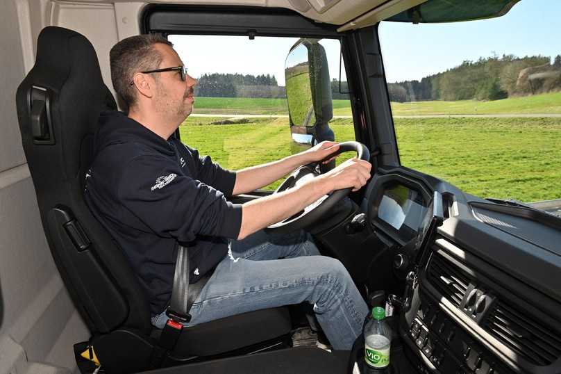 Das vielfach verstellbare Lenkrad und die vergrößerte Beinfreiheit erleichtern den Fahrerjob im Alltag. | Foto: QUATEX Das vielfach verstellbare Lenkrad und die vergrößerte Beinfreiheit erleichtern den Fahrerjob im Alltag. | Foto: QUATEX