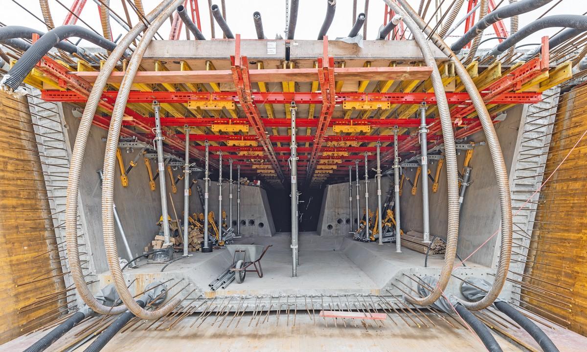 Für die nachfolgende Herstellung der Trogdecke sorgt die Deckenschalungseinheit mit Schubladenprinzip. | Foto: PERI Deutschland