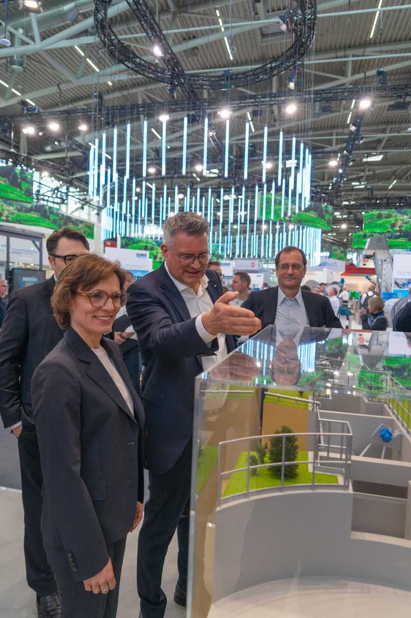 Jessika Roswall (EU-Kommissarin für Umwelt, Wasser-Resilienz und eine wettbewerbsfähige Kreislaufwirtschaft) zeigte sich ebenfalls beeindruckt vom Huber-Messestand und von den Innovationen, die dort präsentiert wurden. | Foto: Hubert SE