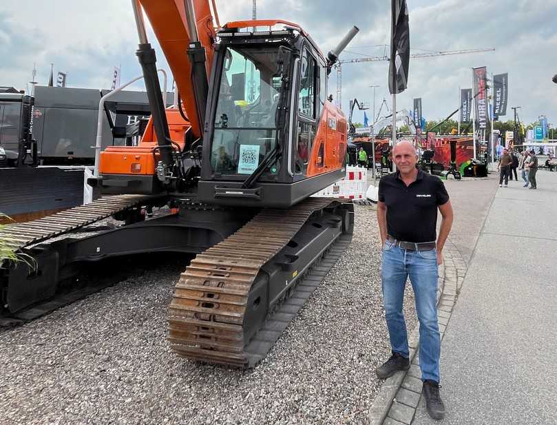 Norddeutsche Premiere: Auf dem NordBau-Messestand konnte Develon-Vertriebsleiter Marc Glesius mit dem Raupenbagger DX260-9 erstmals nach der bauma ein Exemplar der neuen 9er-Baureihe zeigen. | Foto: Develon Norddeutsche Premiere: Auf dem NordBau-Messestand konnte Develon-Vertriebsleiter Marc Glesius mit dem Raupenbagger DX260-9 erstmals nach der bauma ein Exemplar der neuen 9er-Baureihe zeigen. | Foto: Develon