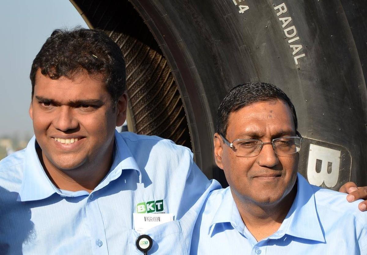 Rajiv Poddar mit seinem Vater Arvind Poddar. Der Junior-Chef leitete die Umsetzung des Werkneubaus in Bhuj. Rajiv Poddar mit seinem Vater Arvind Poddar. Der Junior-Chef leitete die Umsetzung des Werkneubaus in Bhuj.