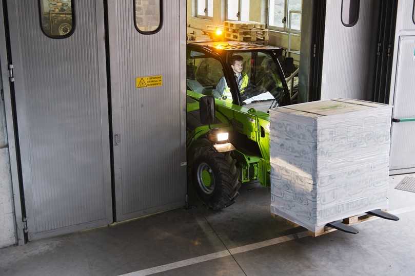 der 27.6. ist mit 3,91 Meter Länge, 1,86 Meter Breite und zwei Meter Höhe einer der kleinsten hydrostatisch angetriebenen Merlos. | Foto: Merlo der 27.6. ist mit 3,91 Meter Länge, 1,86 Meter Breite und zwei Meter Höhe einer der kleinsten hydrostatisch angetriebenen Merlos. | Foto: Merlo