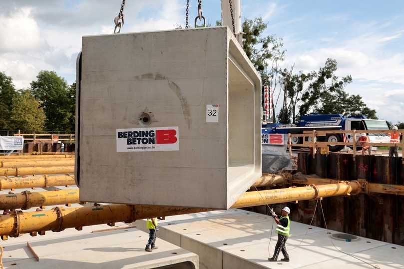 Einbau der Beton-Fertigteile von Berding Beton: Verbaut wurden 34 Einzelsegmente mit einem jeweiligen Gewicht von 37 Tonnen. | Foto: Peter Gercke Einbau der Beton-Fertigteile von Berding Beton: Verbaut wurden 34 Einzelsegmente mit einem jeweiligen Gewicht von 37 Tonnen. | Foto: Peter Gercke