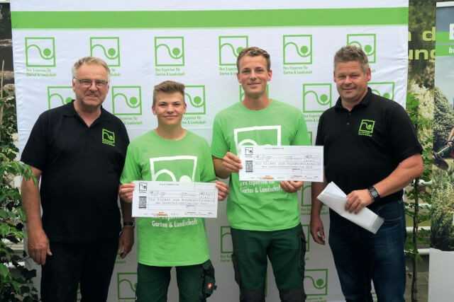 (v.l.): Reinhard Schulze Tertilt, Vizepräsident VGL NRW, die beiden Gewinner Tobias Henniger und Sebastian Leidig sowie Frank Linneweber, Vorsitzender Ausbildungsausschuss NRW. | Foto: VGL NRW