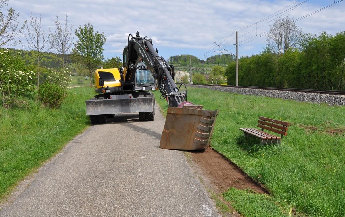 Ob Gräben erstellen und putzen oder Wege verdichten: Der Vario-Löffel ist laut Holp flexibel und steigert die Arbeitsleistung enorm. | Foto: Holp
