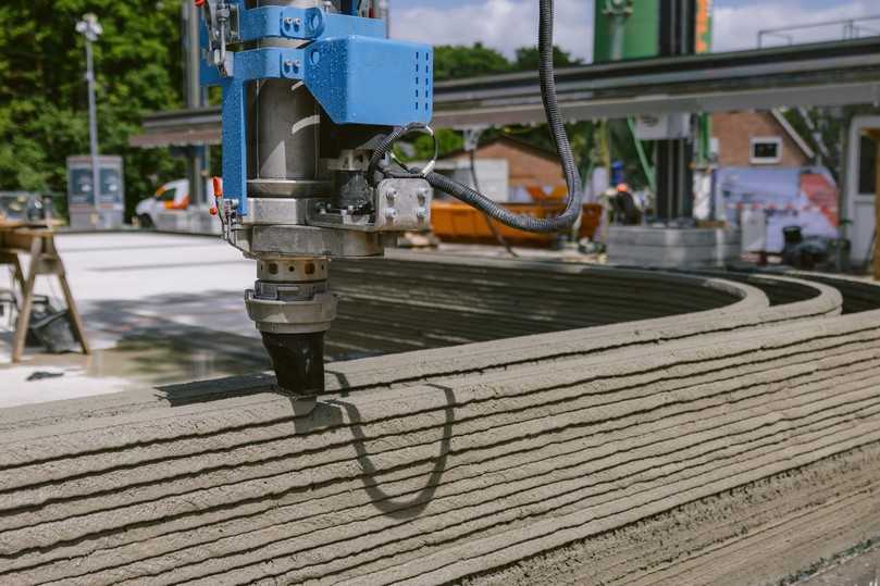3D-Druck in Selsingen: Schicht für Schicht entsteht die Wand aus Spezialmörtel. | Foto: Matthäi-Gruppe/PERI 3D Construction