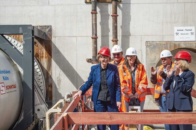 v.l.n.r.: Henriette Reker, Oberbürgermeisterin Stadt Köln; Frank Sons, Bohrmeister Firma Sonntag; Janine Hofmann, stellv. Projektleiterin StEB Köln; Christian Heinze, Projektleiter StEB Köln und Ulrike Franzke, Vorständin StEB Köln | Foto: StEB Köln/Peter Jost v.l.n.r.: Henriette Reker, Oberbürgermeisterin Stadt Köln; Frank Sons, Bohrmeister Firma Sonntag; Janine Hofmann, stellv. Projektleiterin StEB Köln; Christian Heinze, Projektleiter StEB Köln und Ulrike Franzke, Vorständin StEB Köln | Foto: StEB Köln/Peter Jost