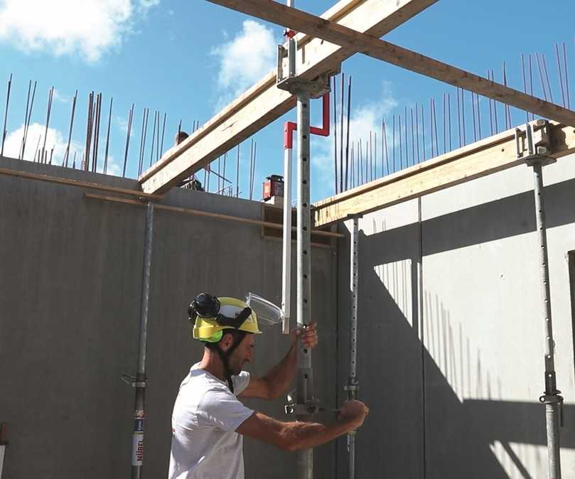 Die Latte wird einfach eingehängt, der Monteur hat die Hände frei, um die Höhe vom Boden aus zu justieren. | Foto: Gottlieb Nestle GmbH Die Latte wird einfach eingehängt, der Monteur hat die Hände frei, um die Höhe vom Boden aus zu justieren. | Foto: Gottlieb Nestle GmbH