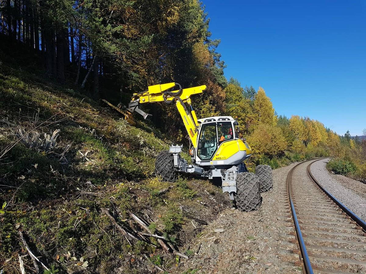 Der M545x wird weltweit häufig in der extensiven Landschaftspflege entlang von Straßen, Gleisen und Flussläufen eingesetzt, weil er den Verkehrsfluss nicht einschränkt. | Foto: Menzi Muck AG