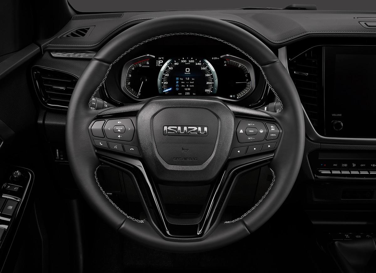 Multifunktionslenkrad und übersichtliche Instrumente im teildigitalen Cockpit erleichtern dem Fahrer die Arbeit. | Foto: Isuzu Multifunktionslenkrad und übersichtliche Instrumente im teildigitalen Cockpit erleichtern dem Fahrer die Arbeit. | Foto: Isuzu