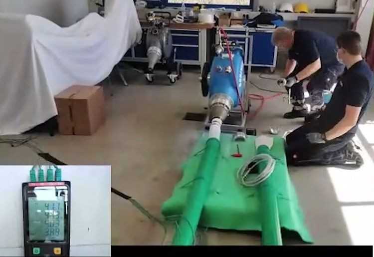 Teststrecke mit mehreren Inlinern und EasyCure. Unten links: die Temperaturmessung zwischen Altrohr und Inliner. | Foto: Bodenbender Teststrecke mit mehreren Inlinern und EasyCure. Unten links: die Temperaturmessung zwischen Altrohr und Inliner. | Foto: Bodenbender