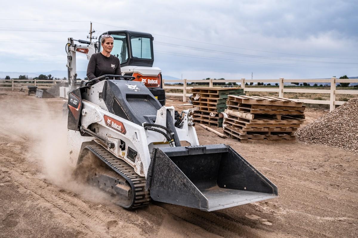 Mehr als 20 kompatiblen Anbaugeräte-Kategorien, bietet der neue Mini-Raupenlader MT120 von Bobcat. | Foto: Bobcat