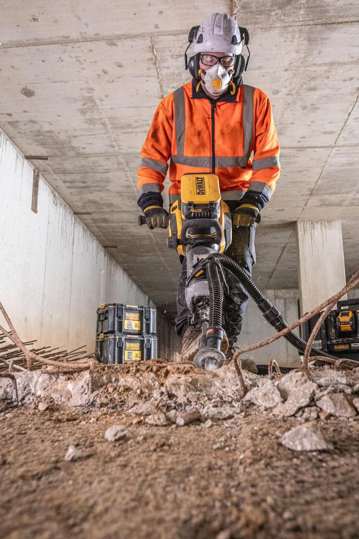 45 Joule Einzelschlagenergie ohne Kabel: Der 19,6 Kilogramm schwere Akku-Abbruchhammer Dewalt Powershift DCPS966 knackt Beton im Dauereinsatz. | Foto: Dewalt