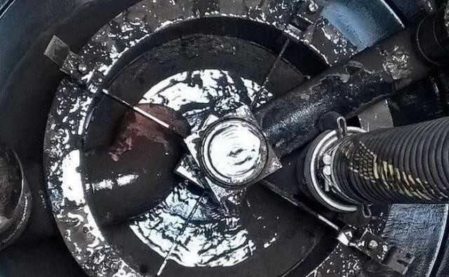 Substratfilter ViaPlus nach „erfolgreichem Einsatz“, allerdings ohne Wartung. Die sichtbaren zurückgehaltenen Partikel und Schwimmstoffe stammen überwiegend aus Reifenabrieb von einer stark belasteten Verkehrsfläche (Kreisverkehr). | Foto: Mall Substratfilter ViaPlus nach „erfolgreichem Einsatz“, allerdings ohne Wartung. Die sichtbaren zurückgehaltenen Partikel und Schwimmstoffe stammen überwiegend aus Reifenabrieb von einer stark belasteten Verkehrsfläche (Kreisverkehr). | Foto: Mall
