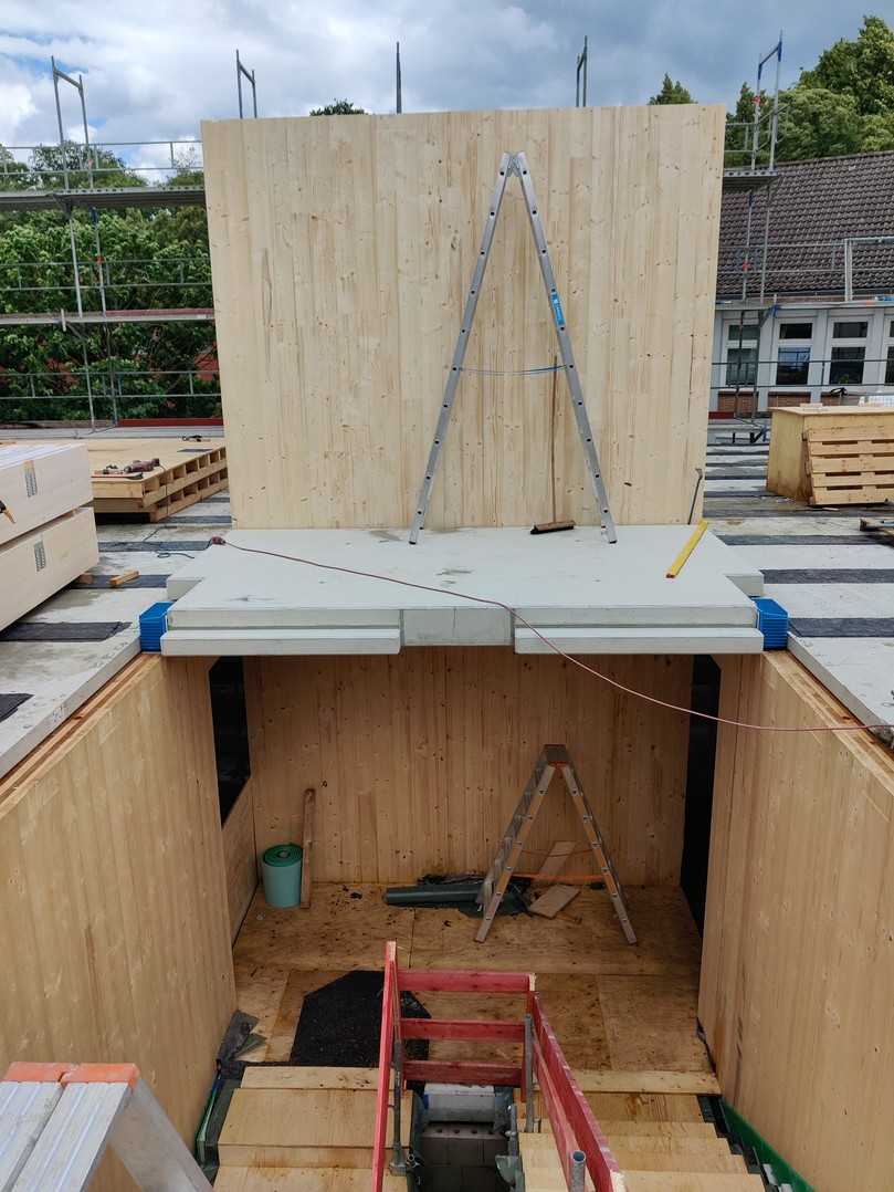 Um die Anforderungen von 53 dB an den Trittschallschutz der Treppen einzuhalten, wurden zur Entkopplung des Flucht-Treppenhauses verschiedene Typen von Schöck Tronsole eingesetzt. Hier im Bild: Tronsole Typ Z zur akustischen Entkopplung des Hauptpodestes. | Foto: KSK Ingenieure / Marco Sendler