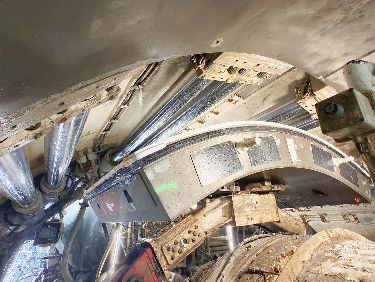 Die TBM verbaut einen Beton-Tübbing nach dem anderen zu Ringen. Sechs Tübbinge bilden einen Ring. | Foto: B_I/Valdix
