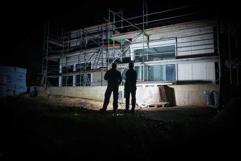 Mit bis zu 4.000 Lumen beleuchtet der Akku-Baustrahler „AF8R Work“ Arbeiten im Sanitärbereich, Tiefbau, Elektro-, Maler- und Lackiererhandwerk sowie auf Baustellen großflächig und effizient. | Foto: Ledlenser