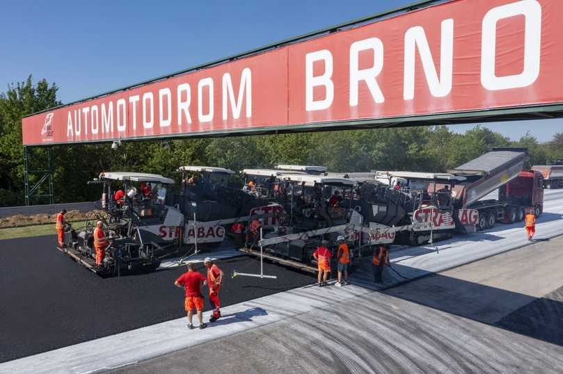 Je drei Vögele Fertiger vom Typ Super 1800‑3i und Beschicker vom Typ MT 3000‑2i Standard auf der Start-Ziel-Geraden des Automotodroms Brünn. | Foto: Wirtgen Group