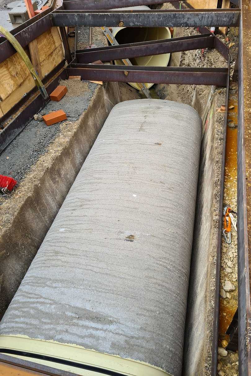 Der Ringraum zwischen den GFK-Rohren und dem Mischwasserkanal wurde auf ein Minimum reduziert. Für den Einbau der Rohre ist Fingerspitzengefühl und Millimeterarbeit gefragt. | Foto: Aarsleff Rohrsanierung GmbH Der Ringraum zwischen den GFK-Rohren und dem Mischwasserkanal wurde auf ein Minimum reduziert. Für den Einbau der Rohre ist Fingerspitzengefühl und Millimeterarbeit gefragt. | Foto: Aarsleff Rohrsanierung GmbH