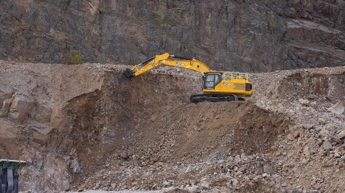 Mit Fahrmotoren aus der 50-Tonnen-Klasse und einem massiv verstärkten Unterwagen ist der JCB 420X speziell für die harten und verschleißintensiven Bedingungen im Steinbruch gerüstet. | Foto: JCB