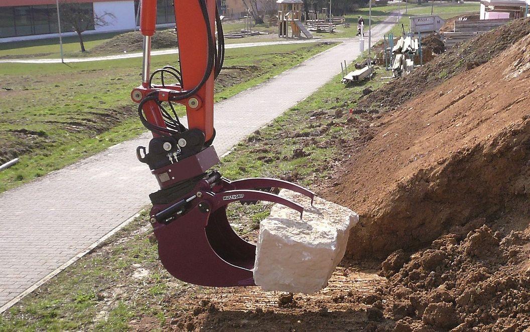 Der Multi-Grip greift und transportiert Erde und eignet sich zudem dafür, schwere Steine zu platzieren. | Foto: Holp